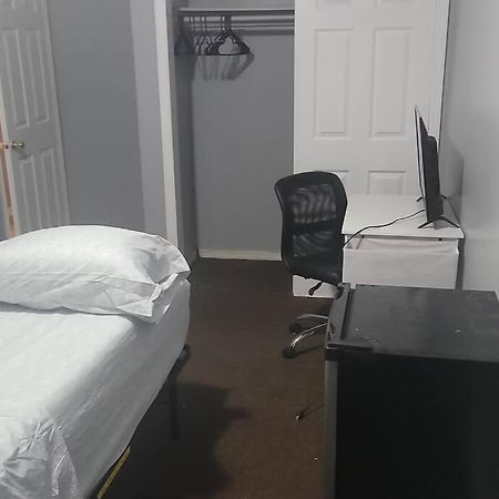 Room In A Beach House With King Size Bed In A Landlord Hosted Three Bedroom Apartment New York Bagian luar foto