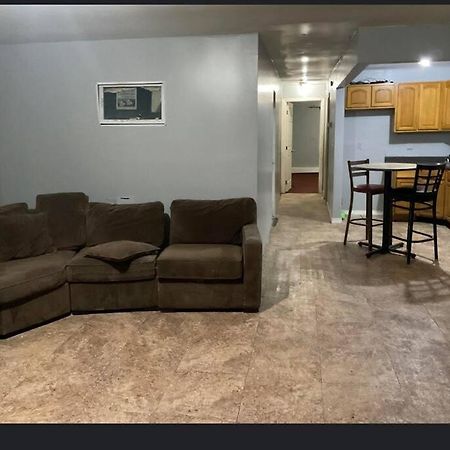 Room In A Beach House With King Size Bed In A Landlord Hosted Three Bedroom Apartment New York Bagian luar foto