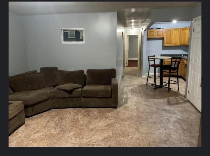 Room In A Beach House With King Size Bed In A Landlord Hosted Three Bedroom Apartment New York Bagian luar foto