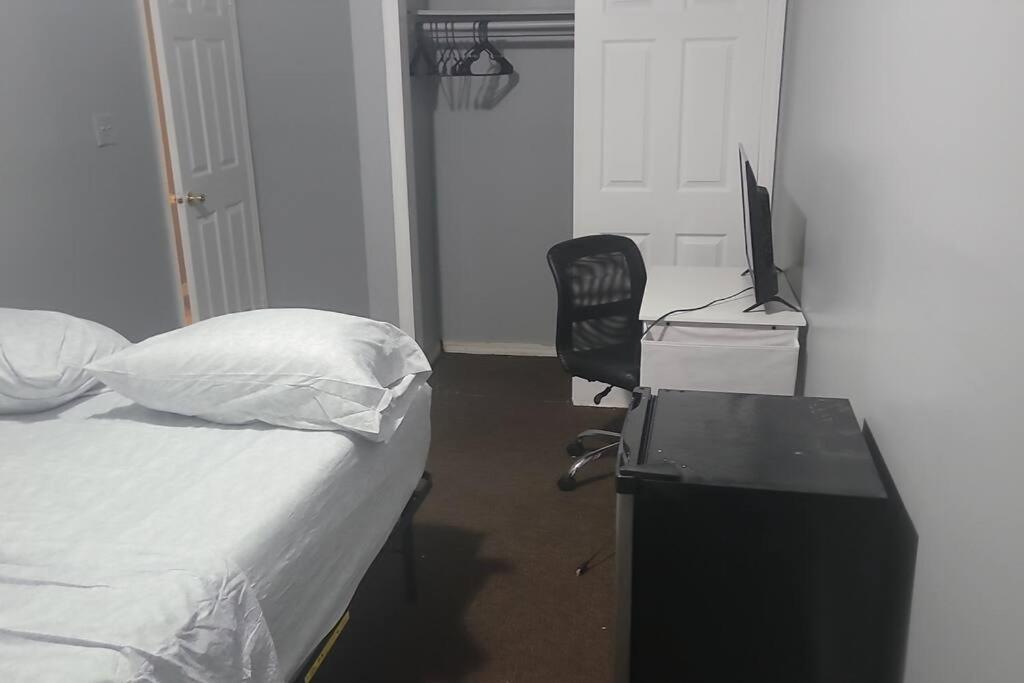 Room In A Beach House With King Size Bed In A Landlord Hosted Three Bedroom Apartment New York Bagian luar foto