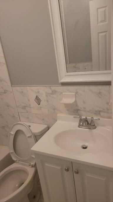 Room In A Beach House With King Size Bed In A Landlord Hosted Three Bedroom Apartment New York Bagian luar foto