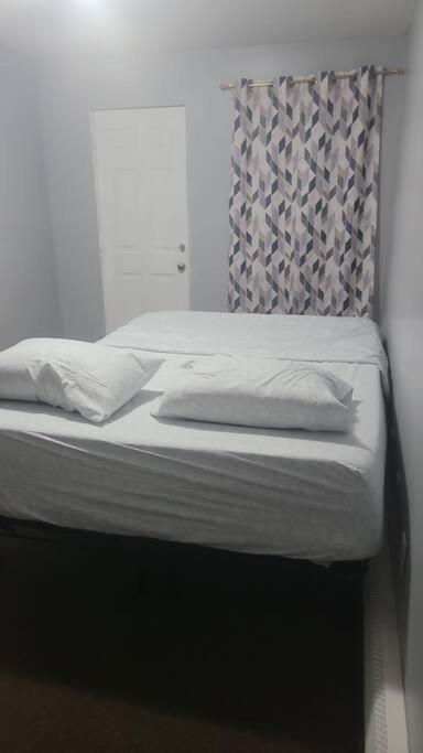 Room In A Beach House With King Size Bed In A Landlord Hosted Three Bedroom Apartment New York Bagian luar foto